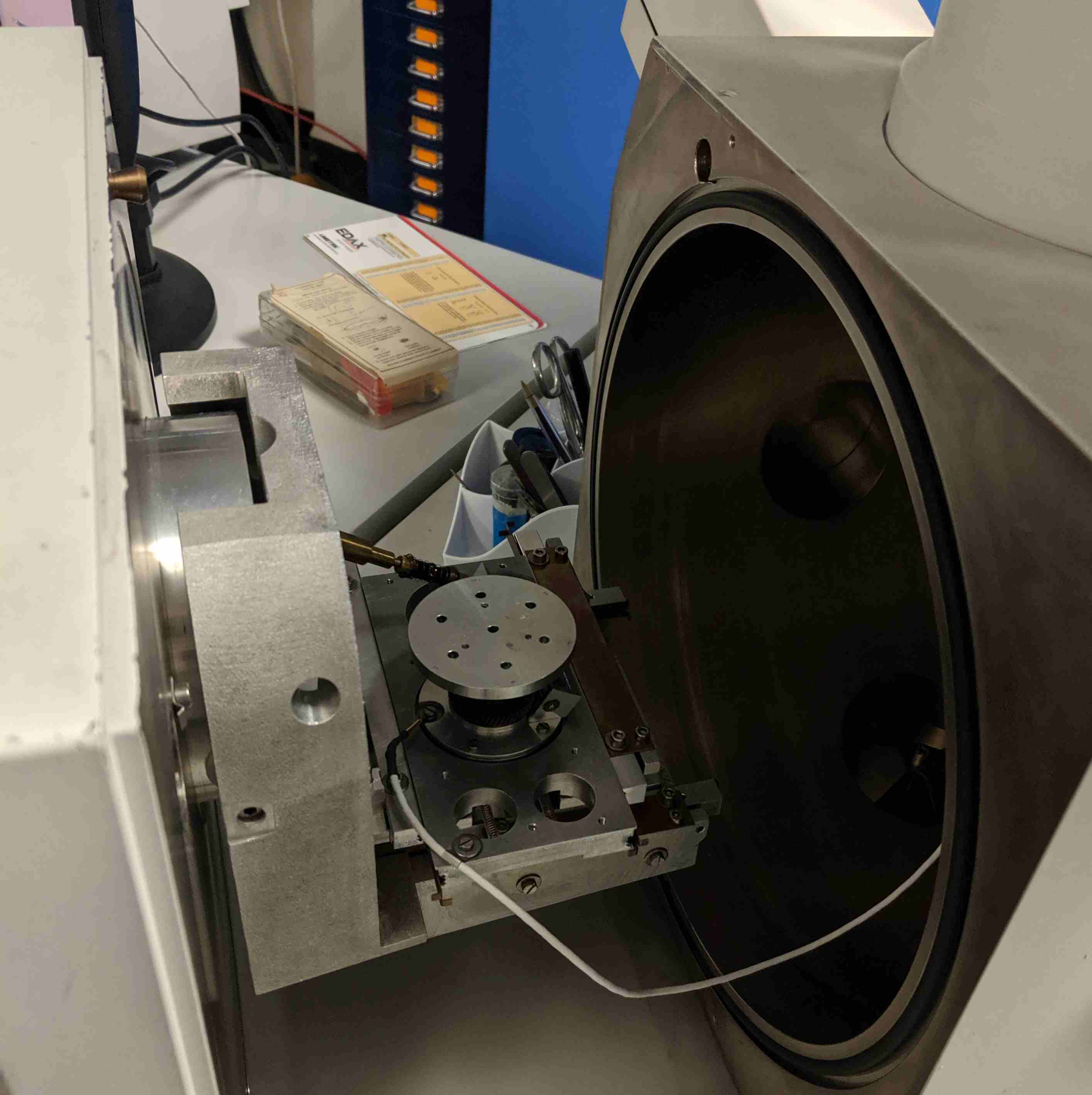 Large SEM vacuum chamber taking oversize samples